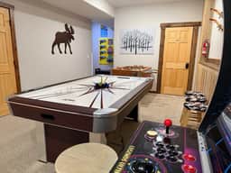 Stone Hill House - Image 5